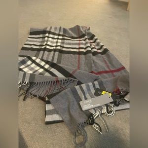 SCARFS never worn TAG ON